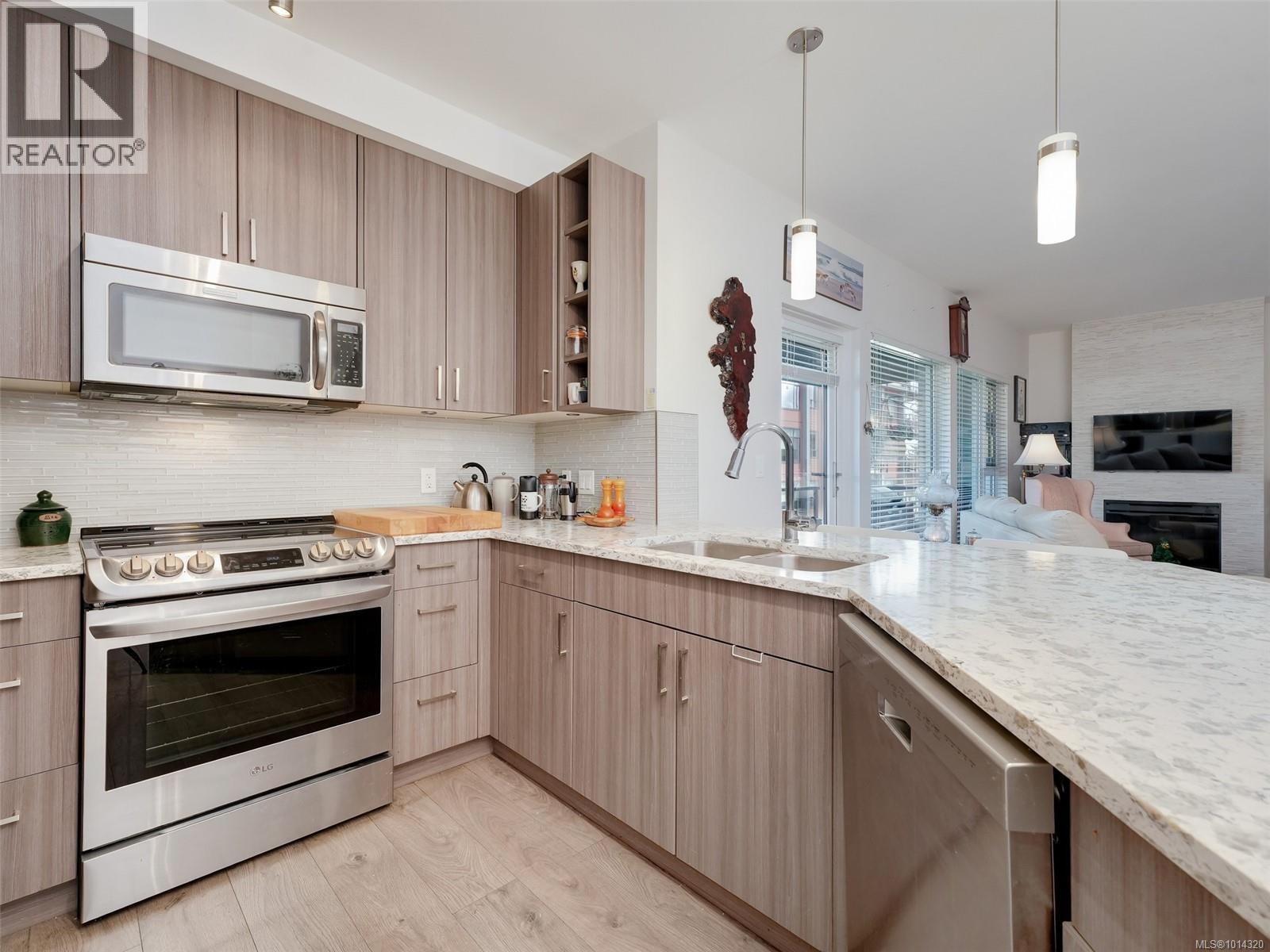 202 7182 West Saanich Rd, Central Saanich