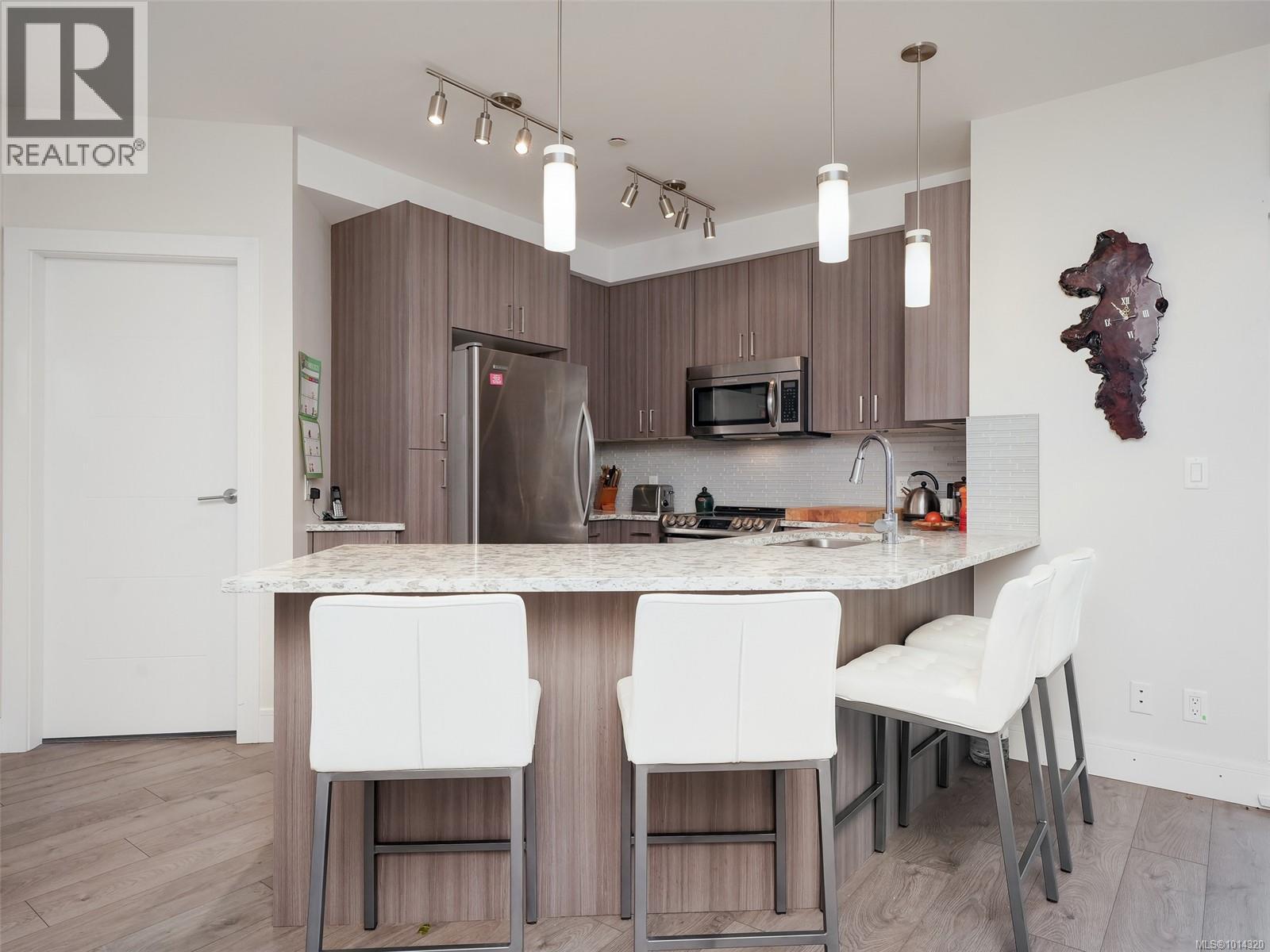 202 7182 West Saanich Rd, Central Saanich