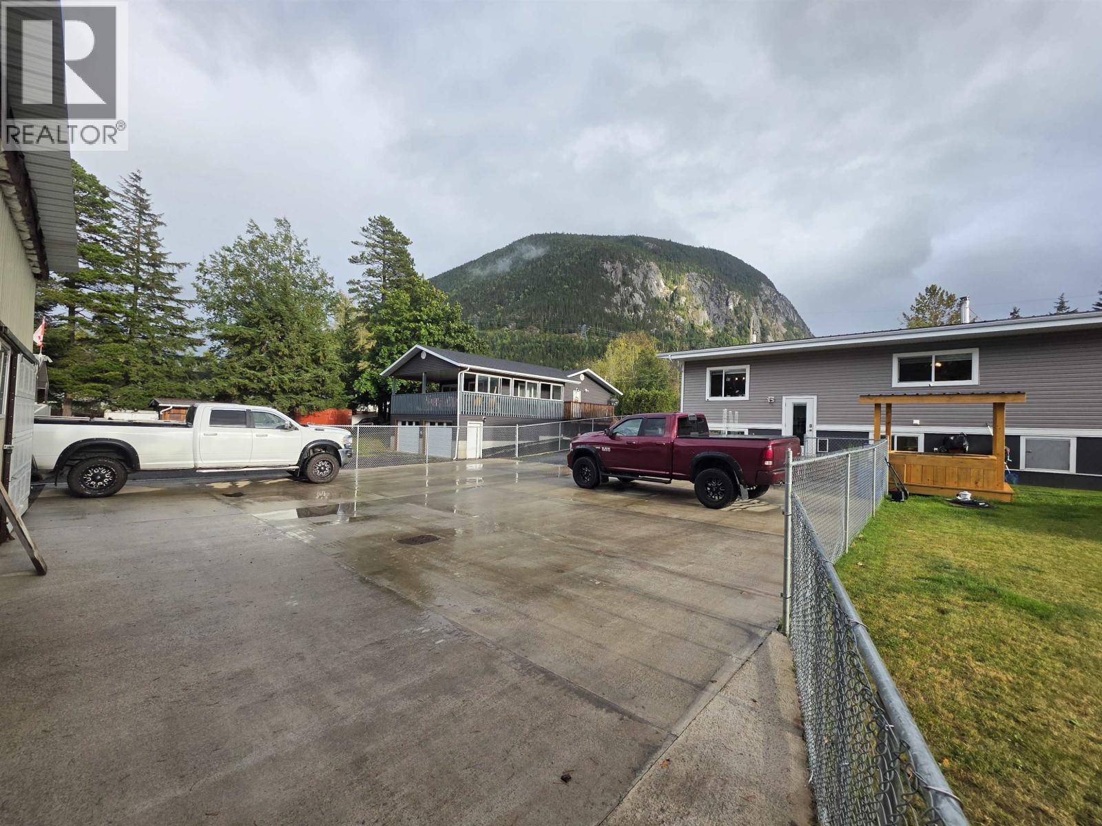 3865 SKINNER STREET, Terrace