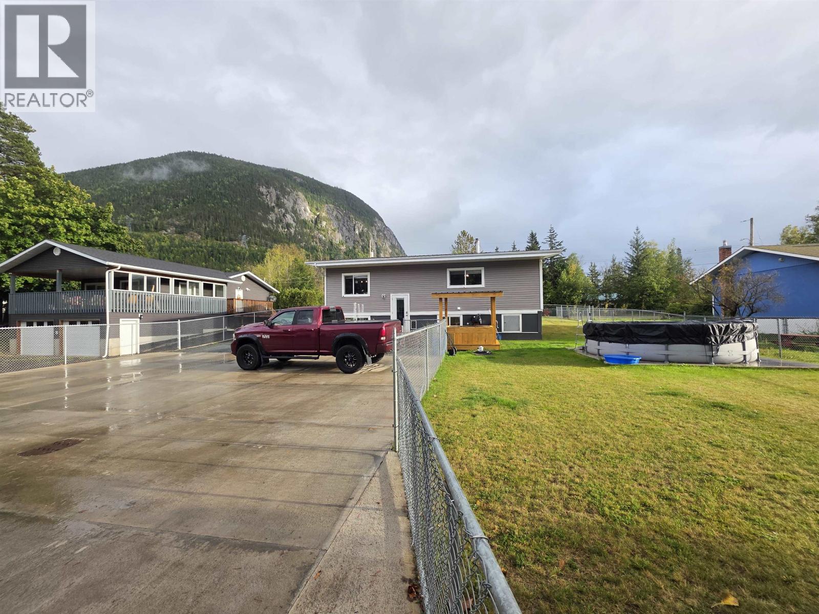 3865 SKINNER STREET, Terrace