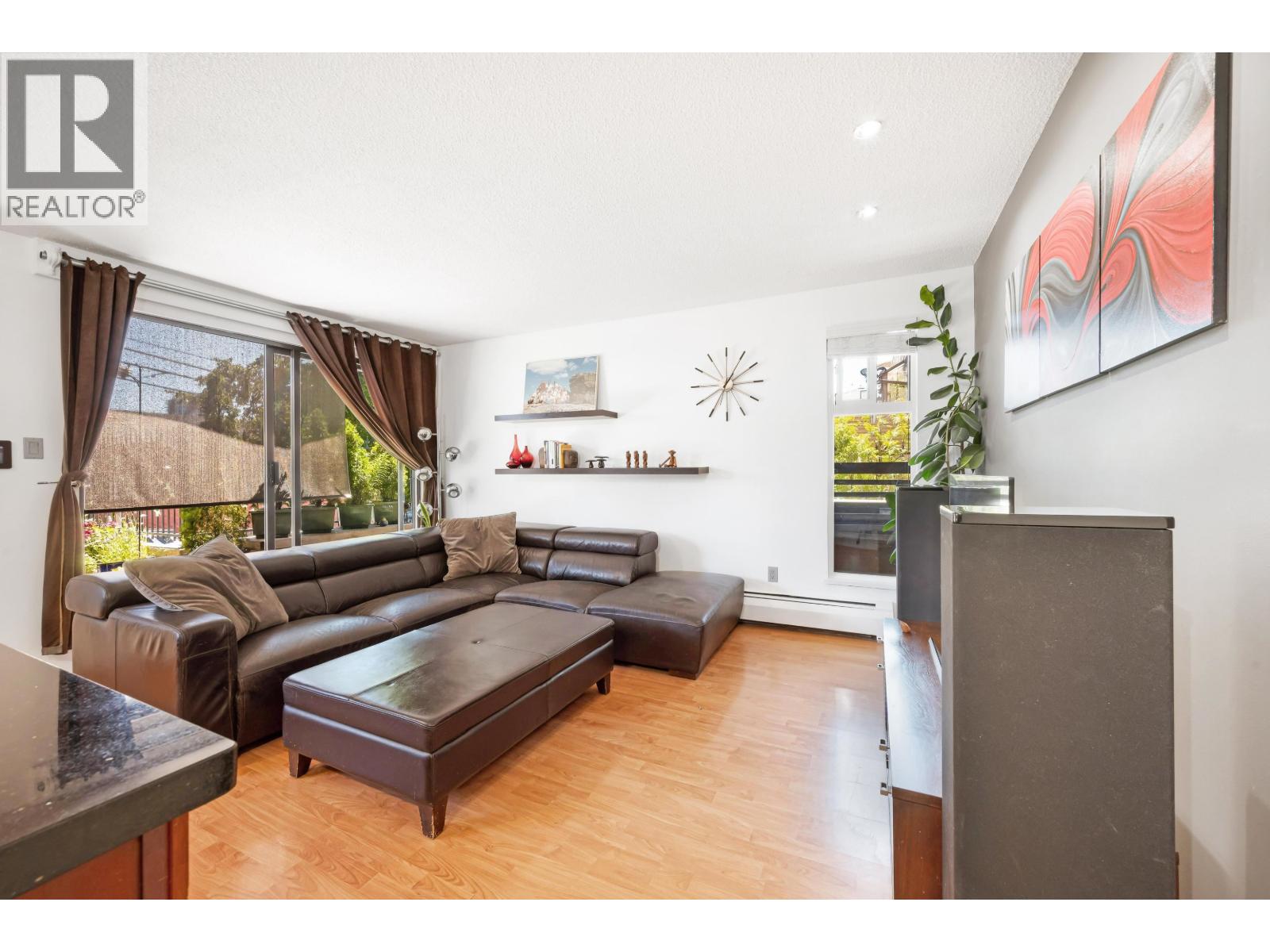102 803 QUEENS AVENUE, New Westminster