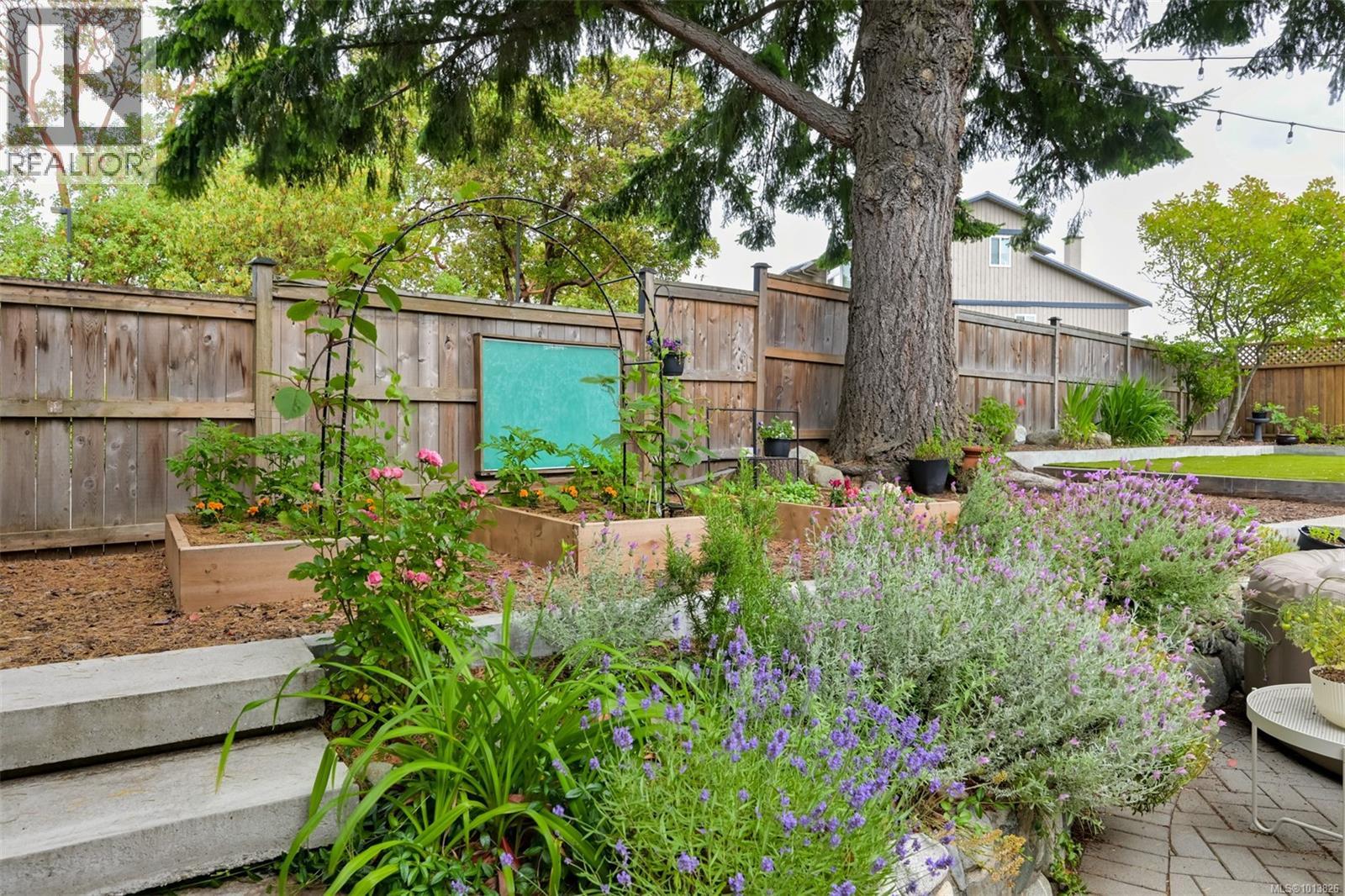  632 Cairndale Road, Colwood