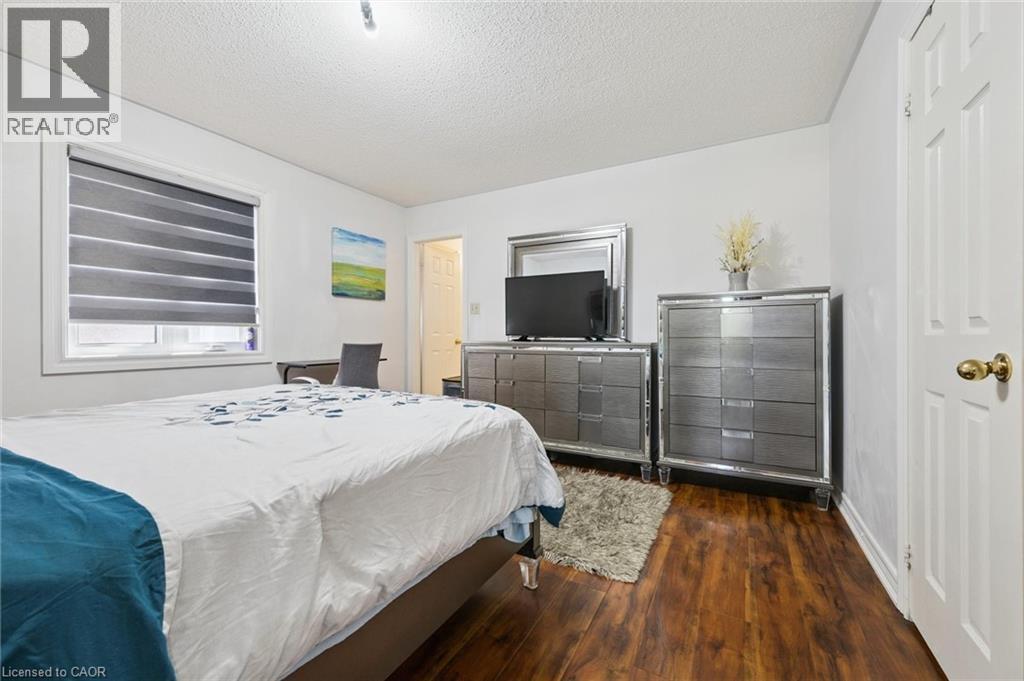 Photo 5 of 38 Cape Dorset Crescent, Brampton ON