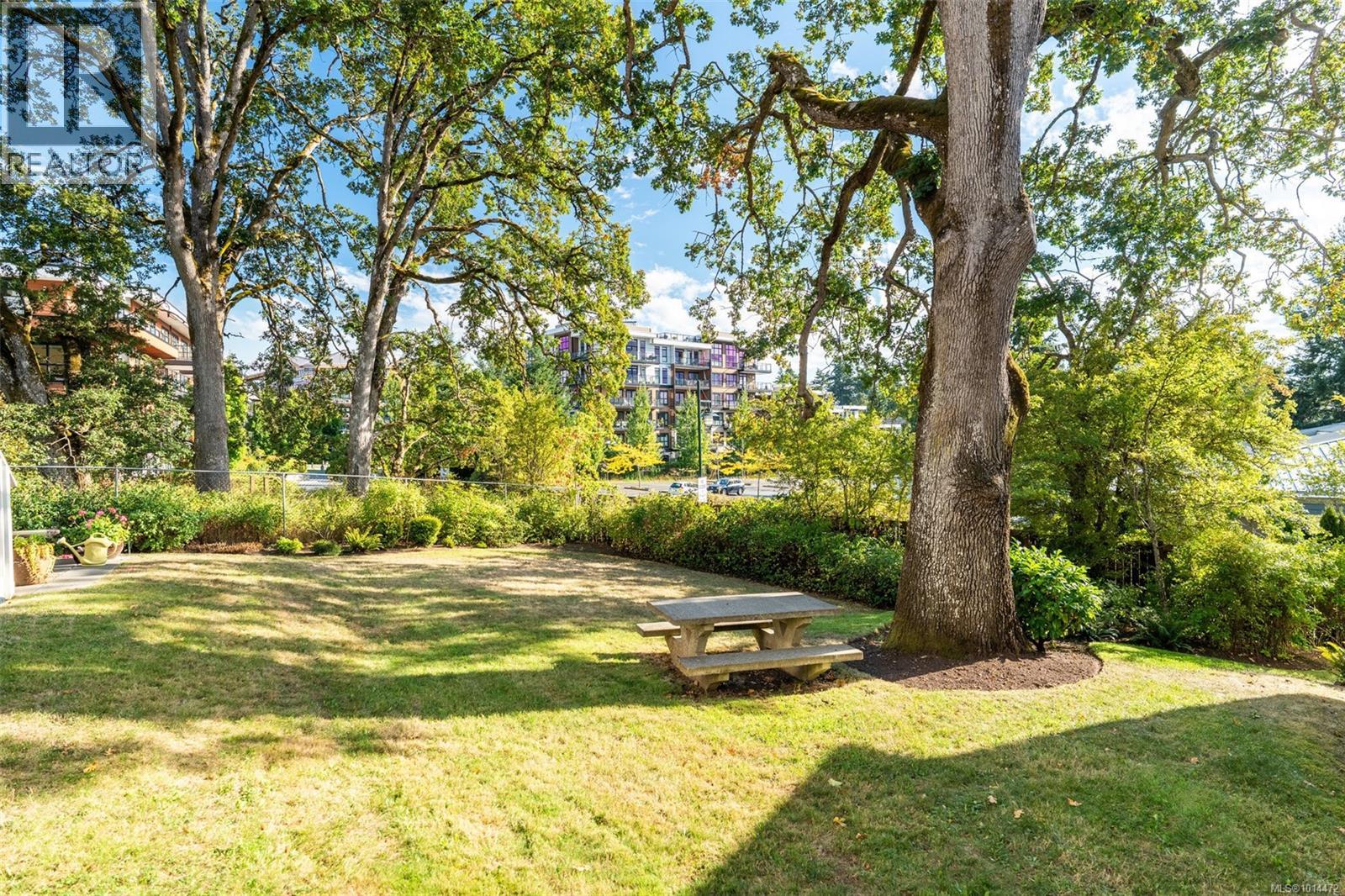 4 4583 Wilkinson Rd, Saanich