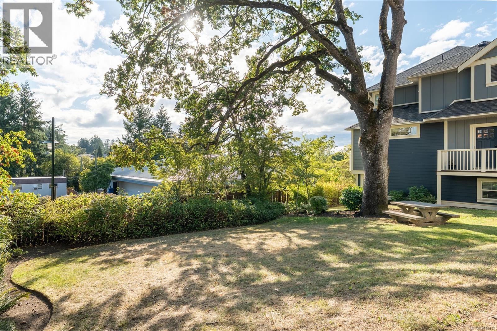 4 4583 Wilkinson Rd, Saanich