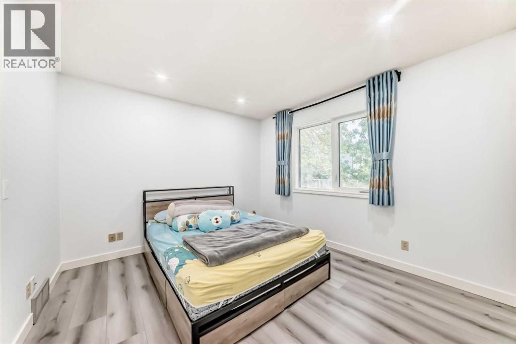 Single Family House 4 Level for Sale in  Sandpiper Road NW Sandstone Valley Calgary 
