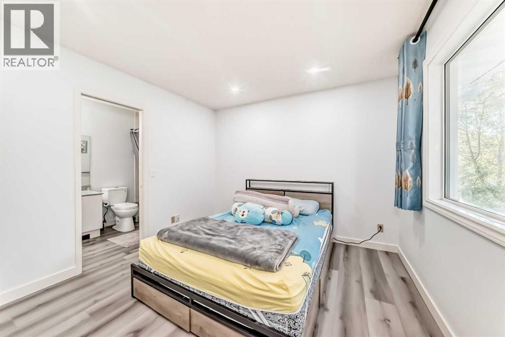Single Family House 4 Level for Sale in  Sandpiper Road NW Sandstone Valley Calgary 