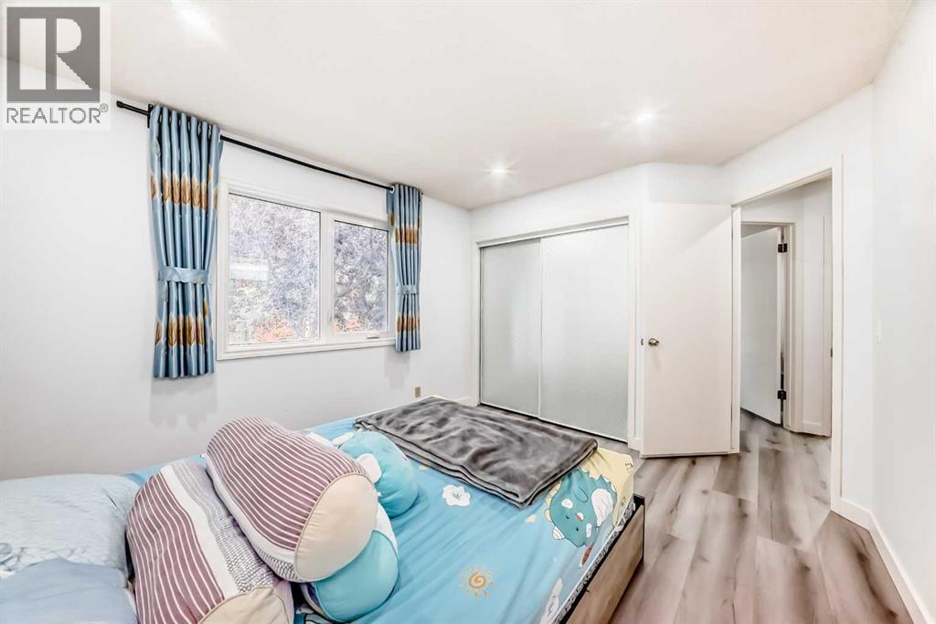 Single Family House 4 Level for Sale in  Sandpiper Road NW Sandstone Valley Calgary 
