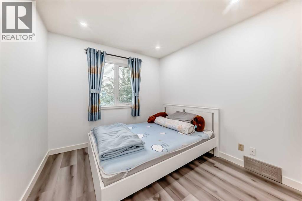 Single Family House 4 Level for Sale in  Sandpiper Road NW Sandstone Valley Calgary 