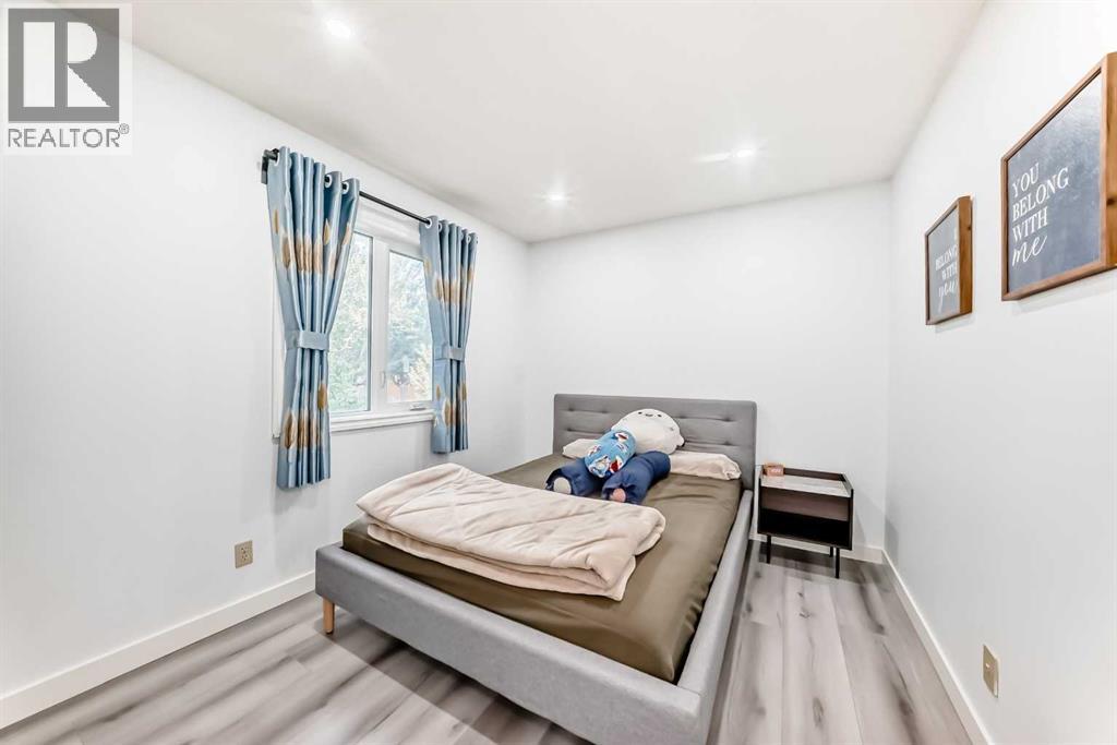 Single Family House 4 Level for Sale in  Sandpiper Road NW Sandstone Valley Calgary 