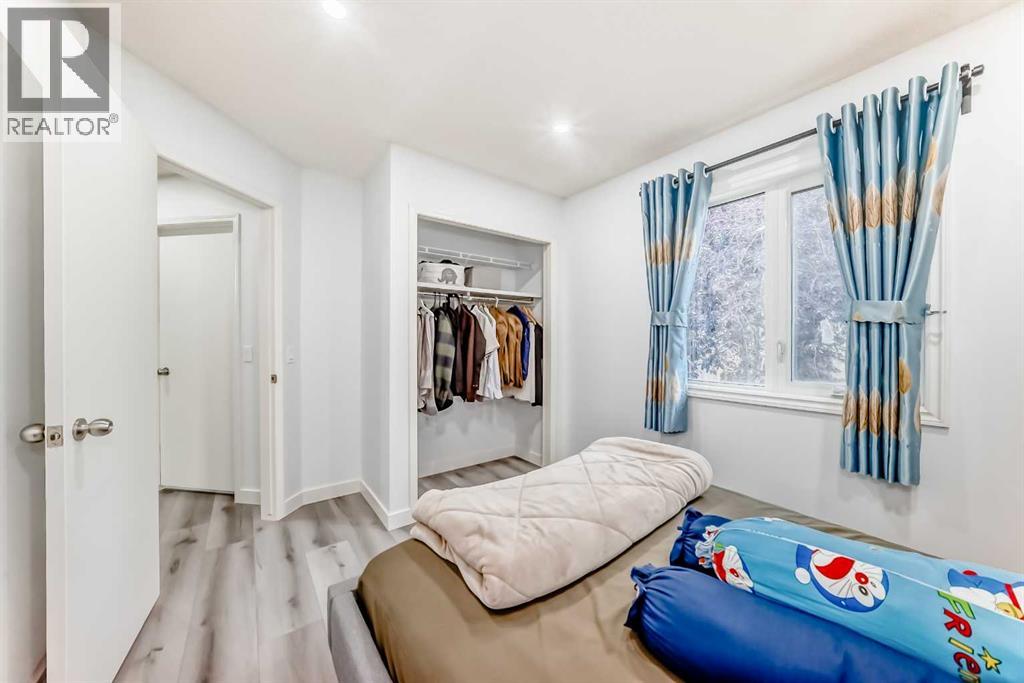 Single Family House 4 Level for Sale in  Sandpiper Road NW Sandstone Valley Calgary 