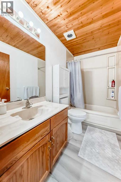 Single Family House 4 Level for Sale in  Sandpiper Road NW Sandstone Valley Calgary 