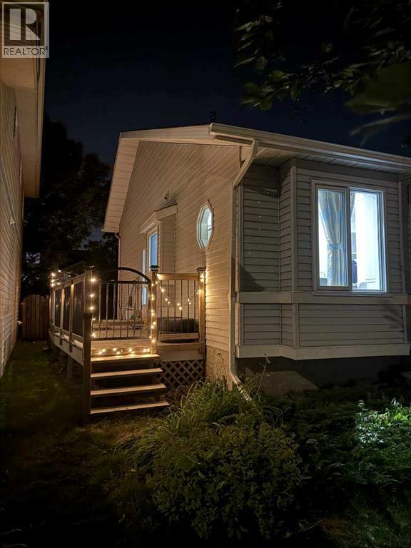 Single Family House 4 Level for Sale in  Sandpiper Road NW Sandstone Valley Calgary 