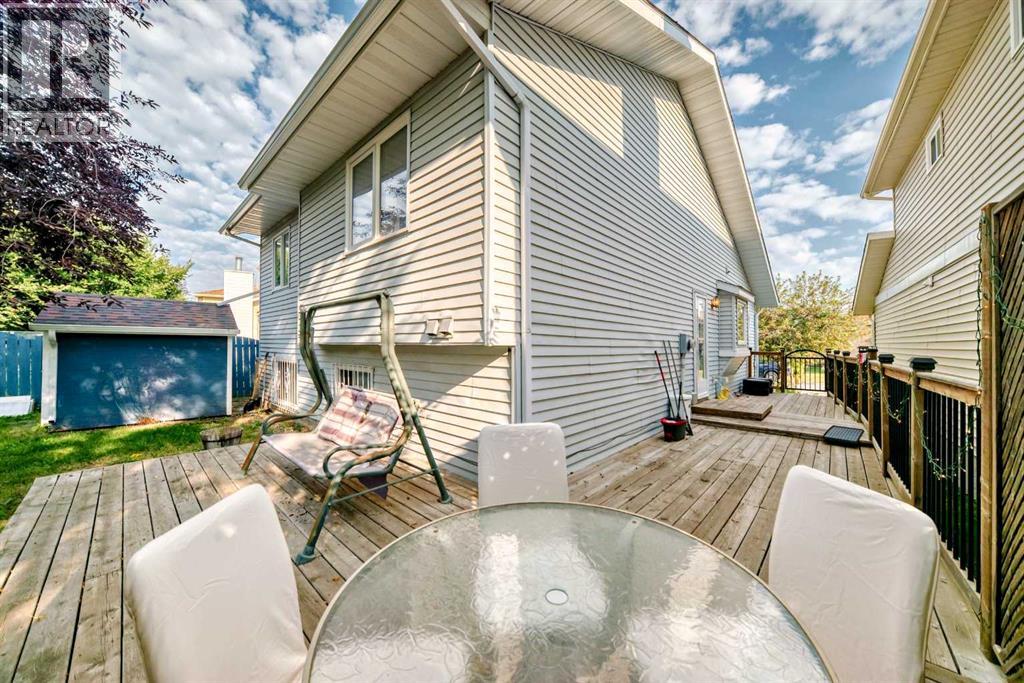 Single Family House 4 Level for Sale in  Sandpiper Road NW Sandstone Valley Calgary 