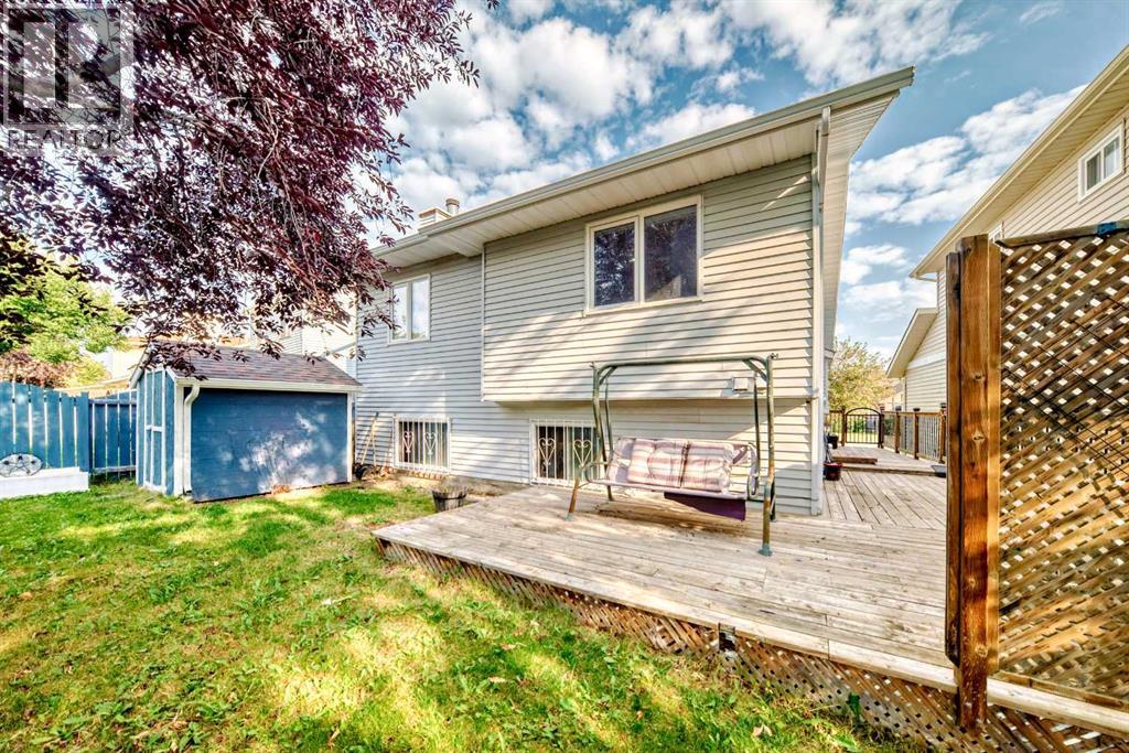 Single Family House 4 Level for Sale in  Sandpiper Road NW Sandstone Valley Calgary 