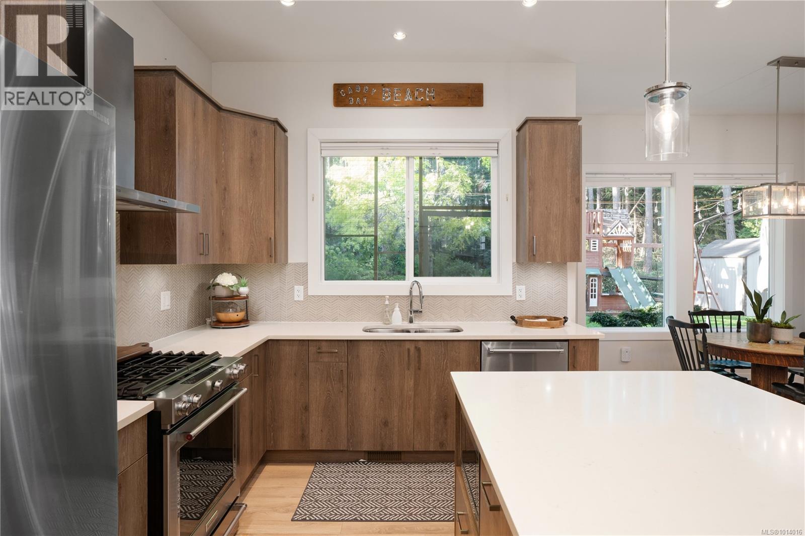  839 Ashbury Avenue, Langford