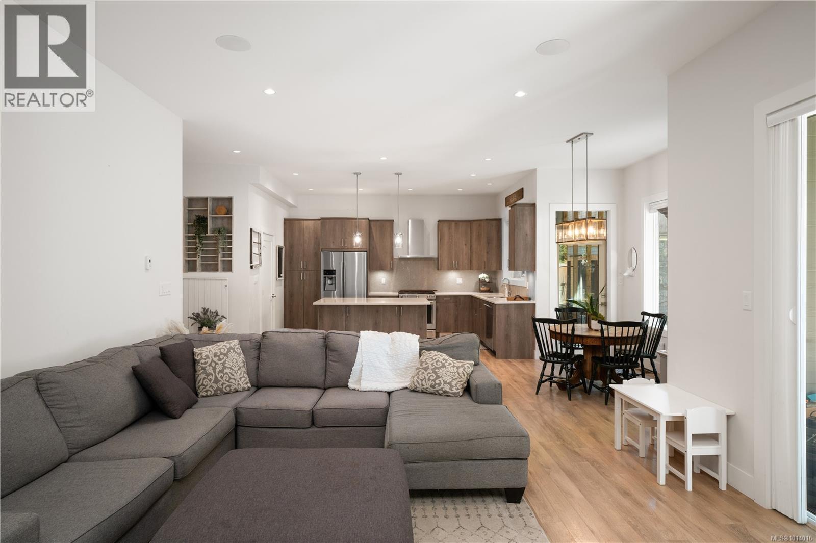  839 Ashbury Avenue, Langford