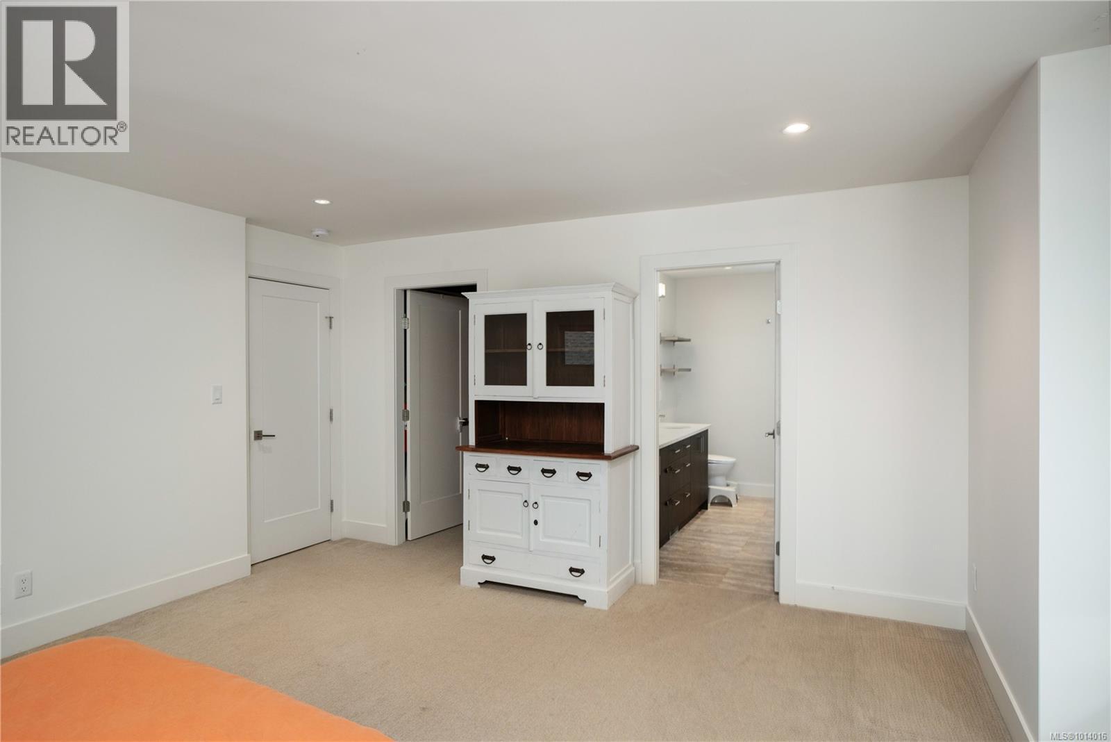  839 Ashbury Avenue, Langford