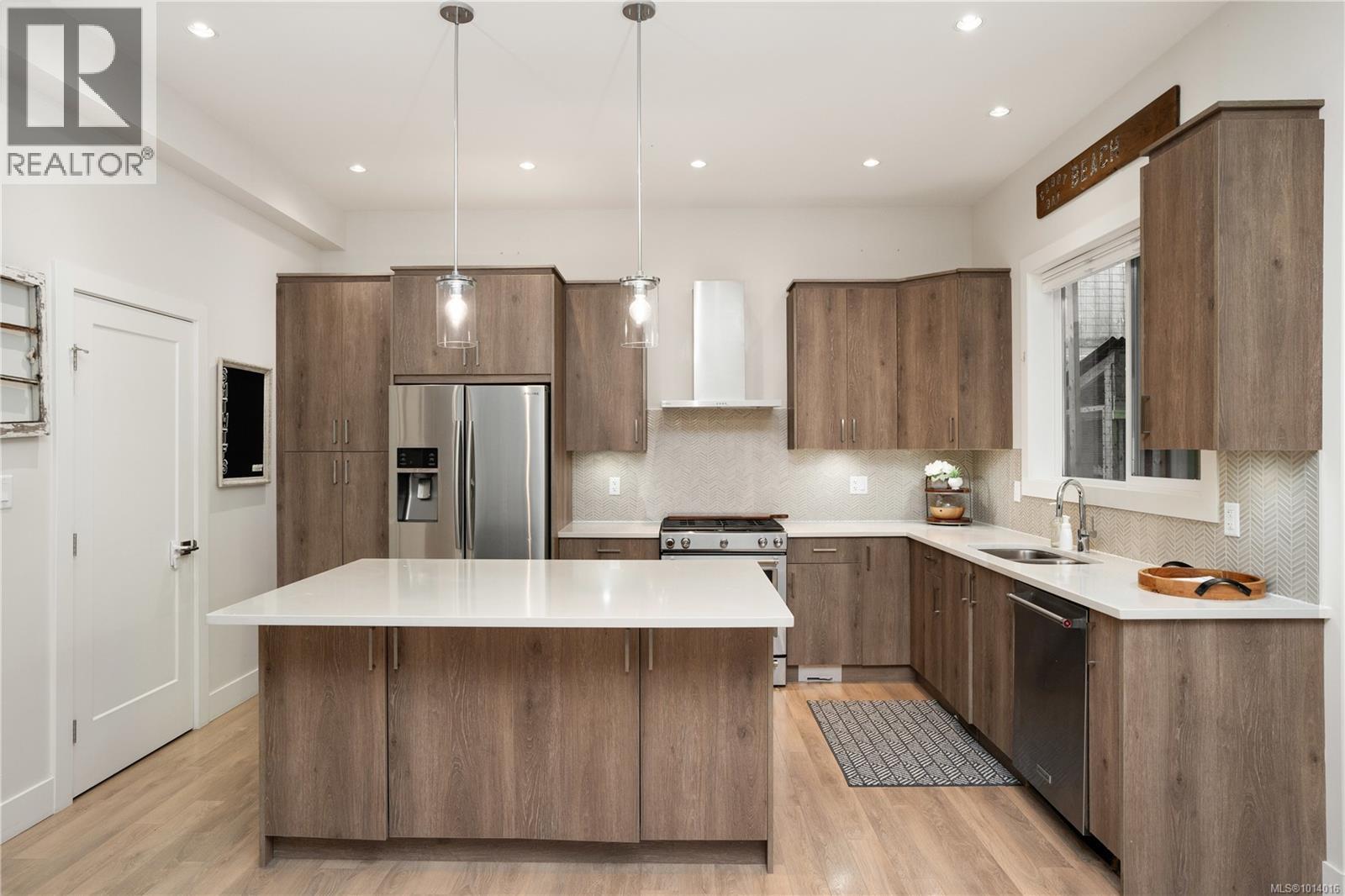  839 Ashbury Avenue, Langford