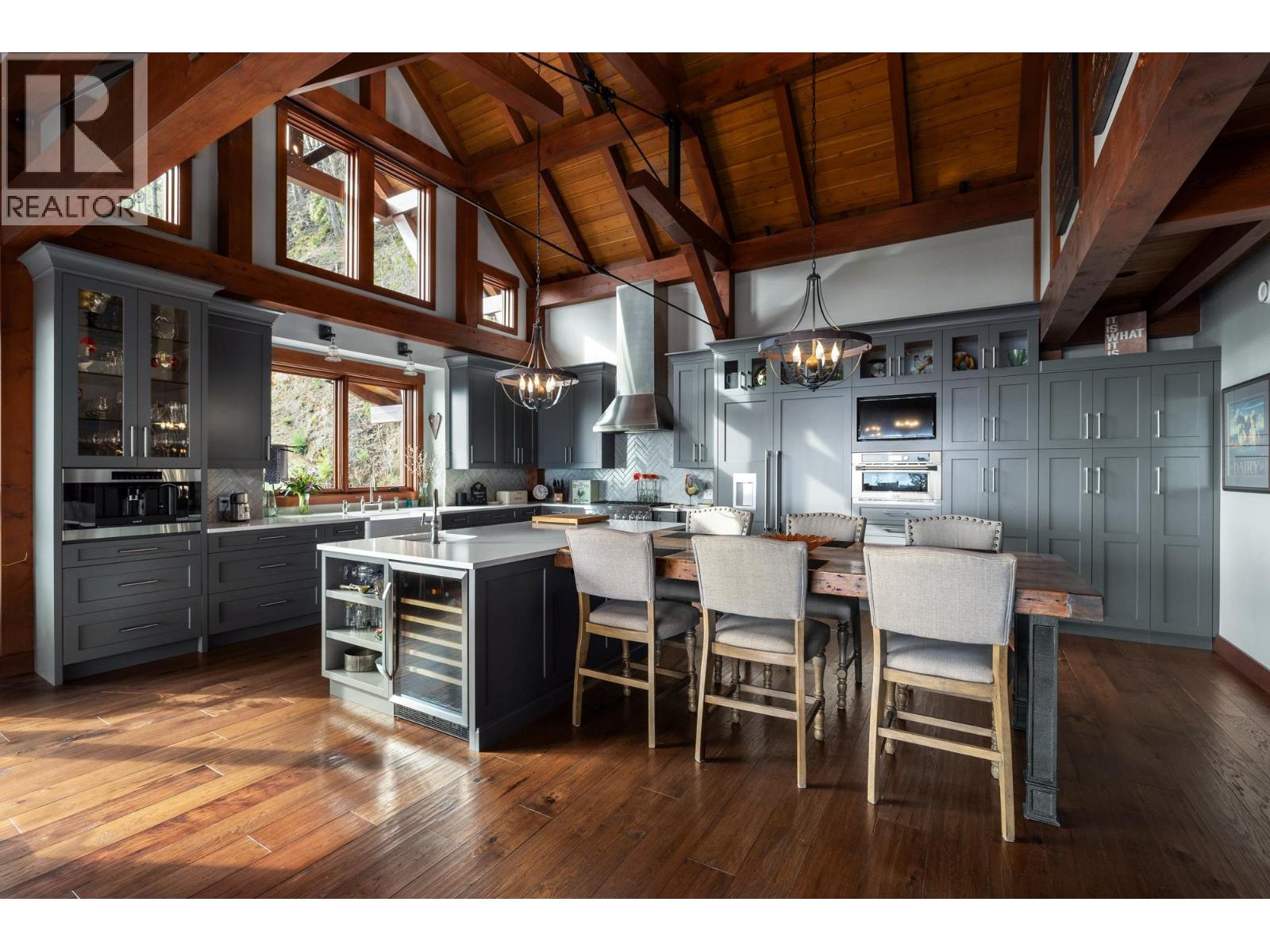 800 TAYLOR ROAD, Bowen Island