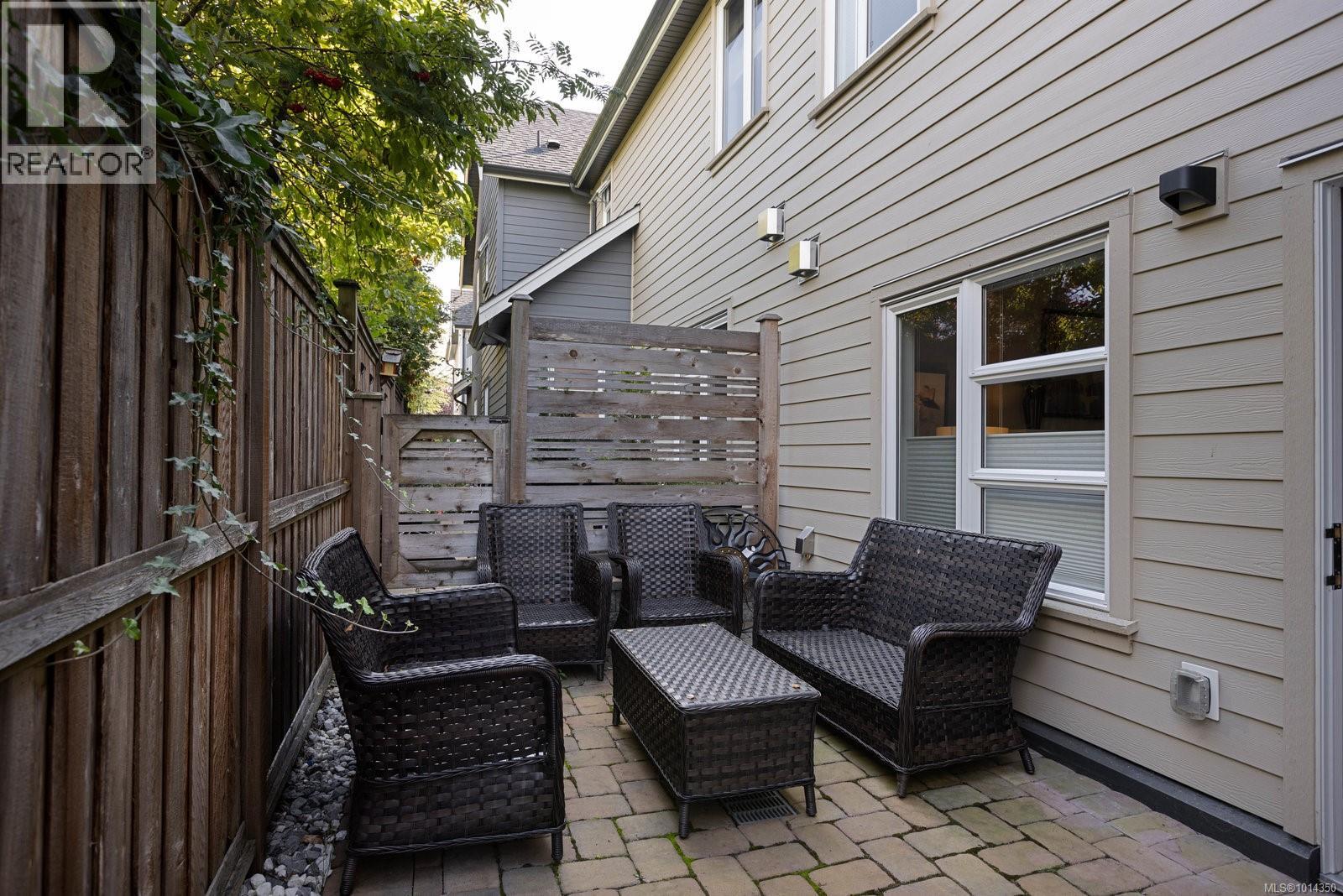 11 9889 Seventh Street, Sidney