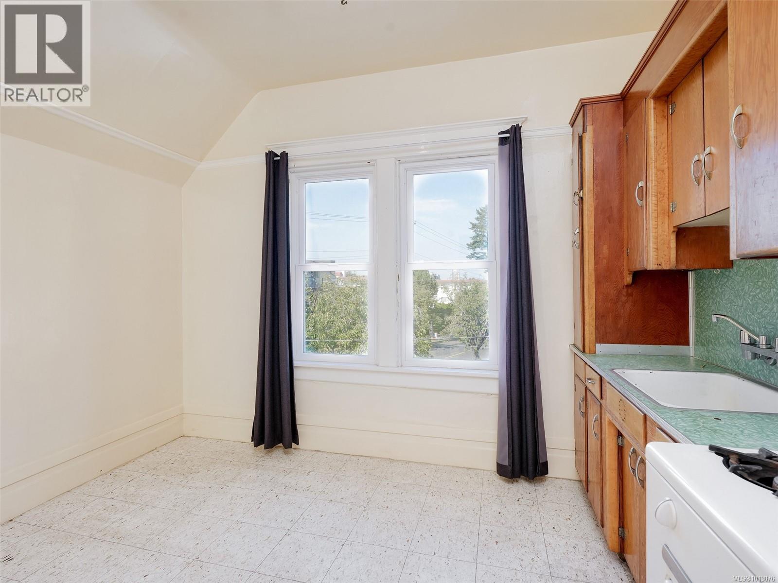1250 Fairfield Rd, Victoria