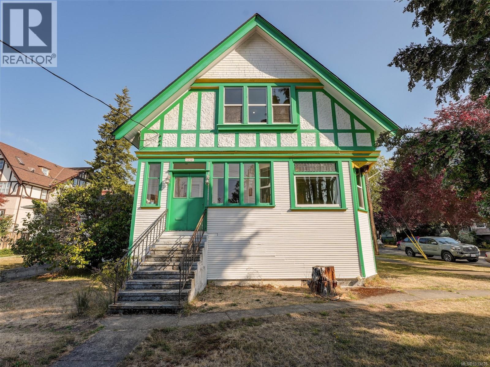 1250 Fairfield Rd, Victoria