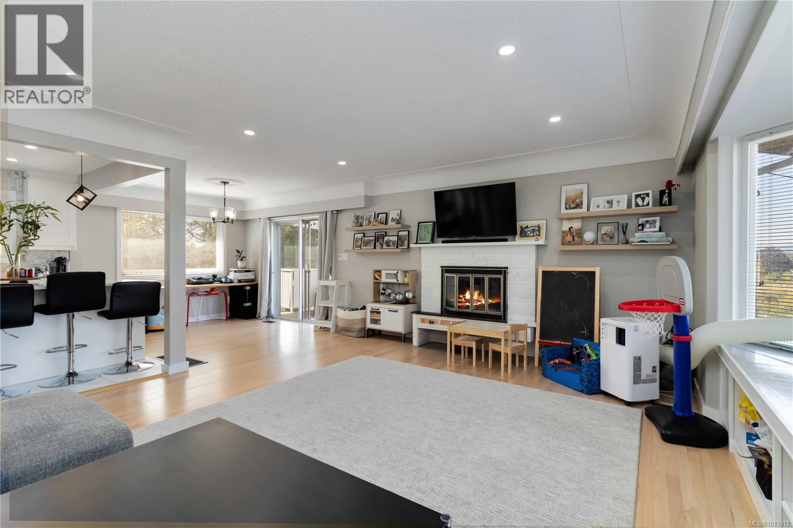  727 Chesterlea Road, Saanich