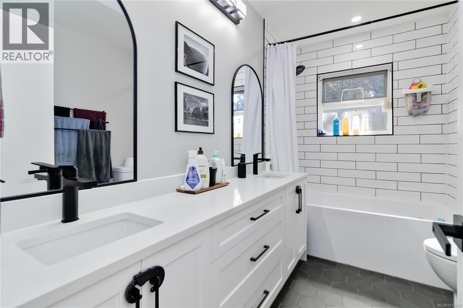  727 Chesterlea Road, Saanich