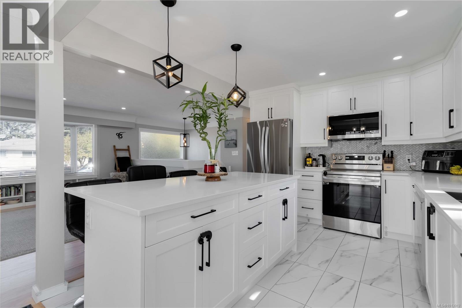  727 Chesterlea Road, Saanich
