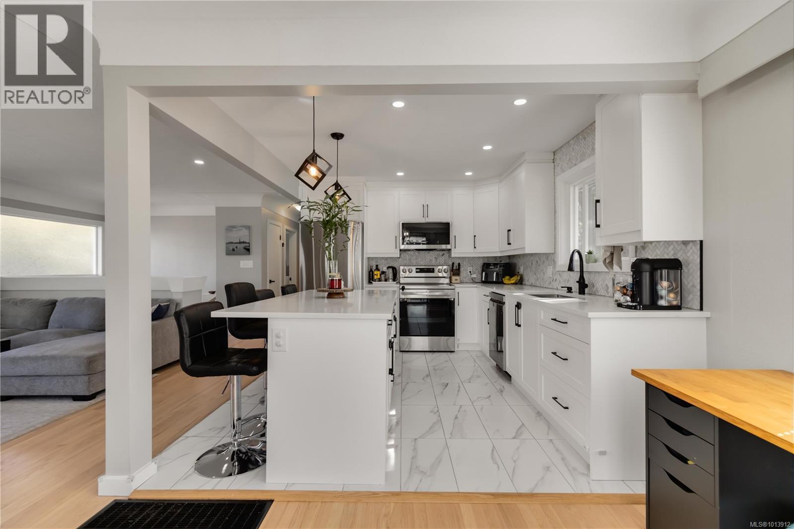  727 Chesterlea Road, Saanich