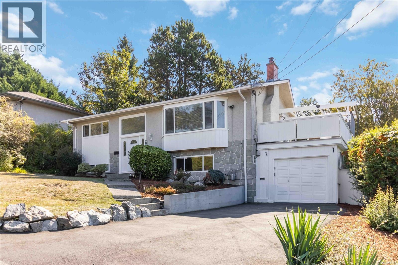  727 Chesterlea Road, Saanich