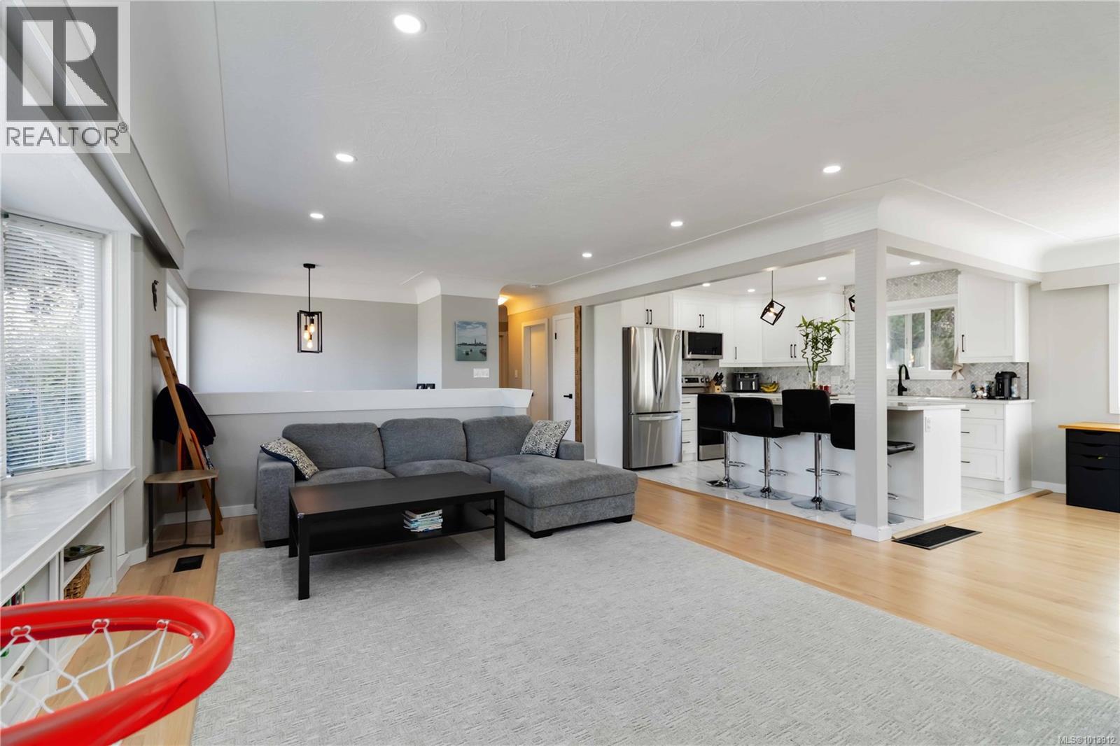  727 Chesterlea Road, Saanich