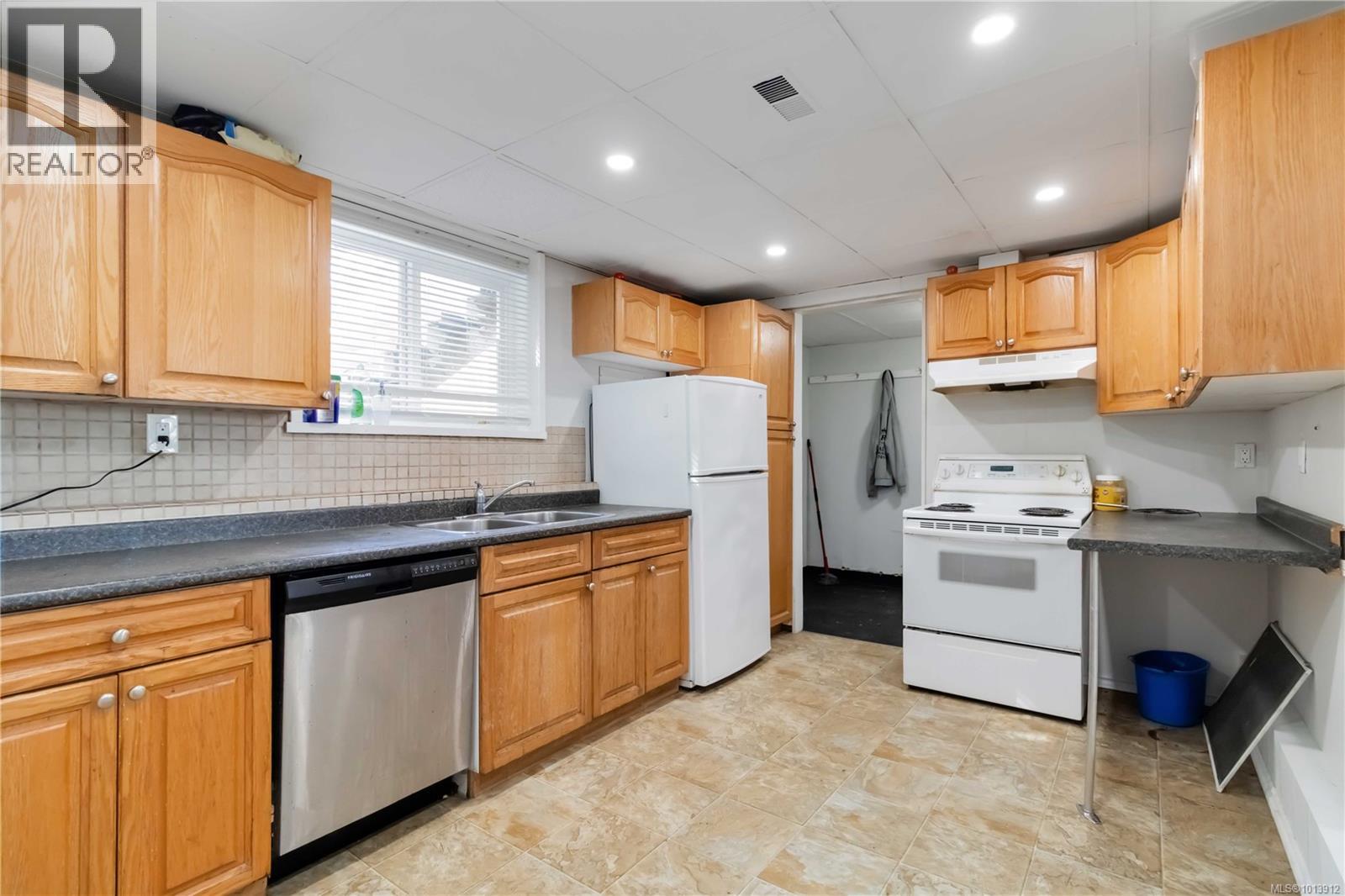  727 Chesterlea Road, Saanich