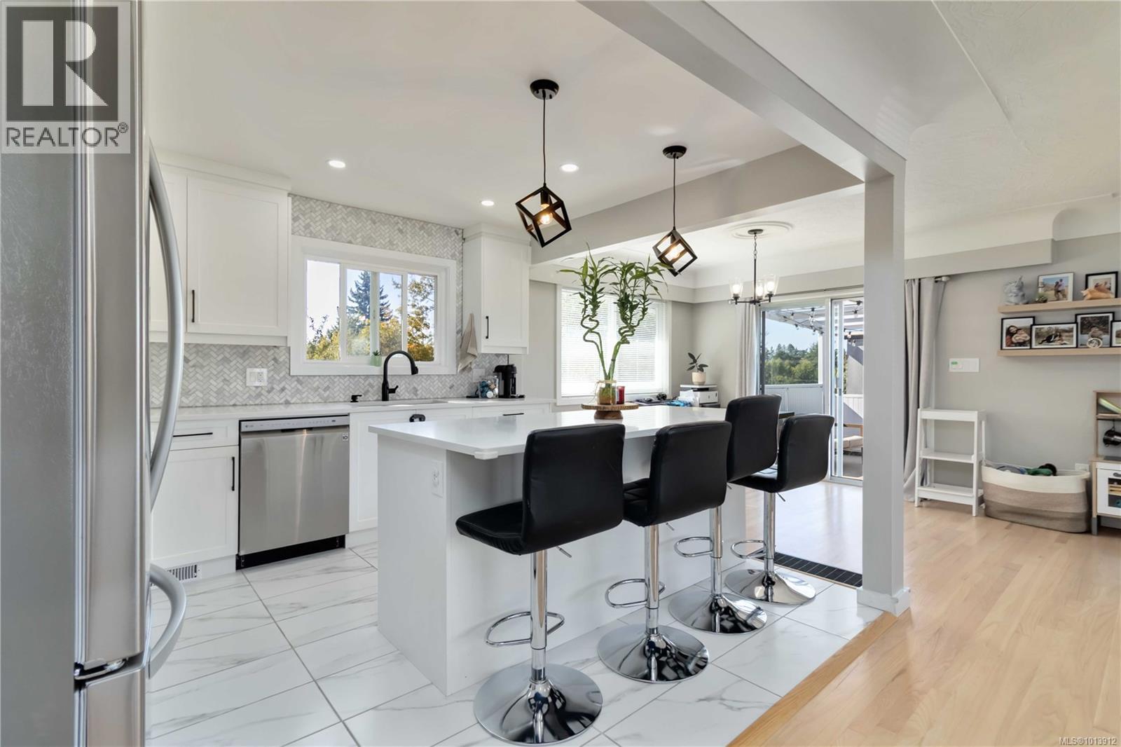  727 Chesterlea Road, Saanich