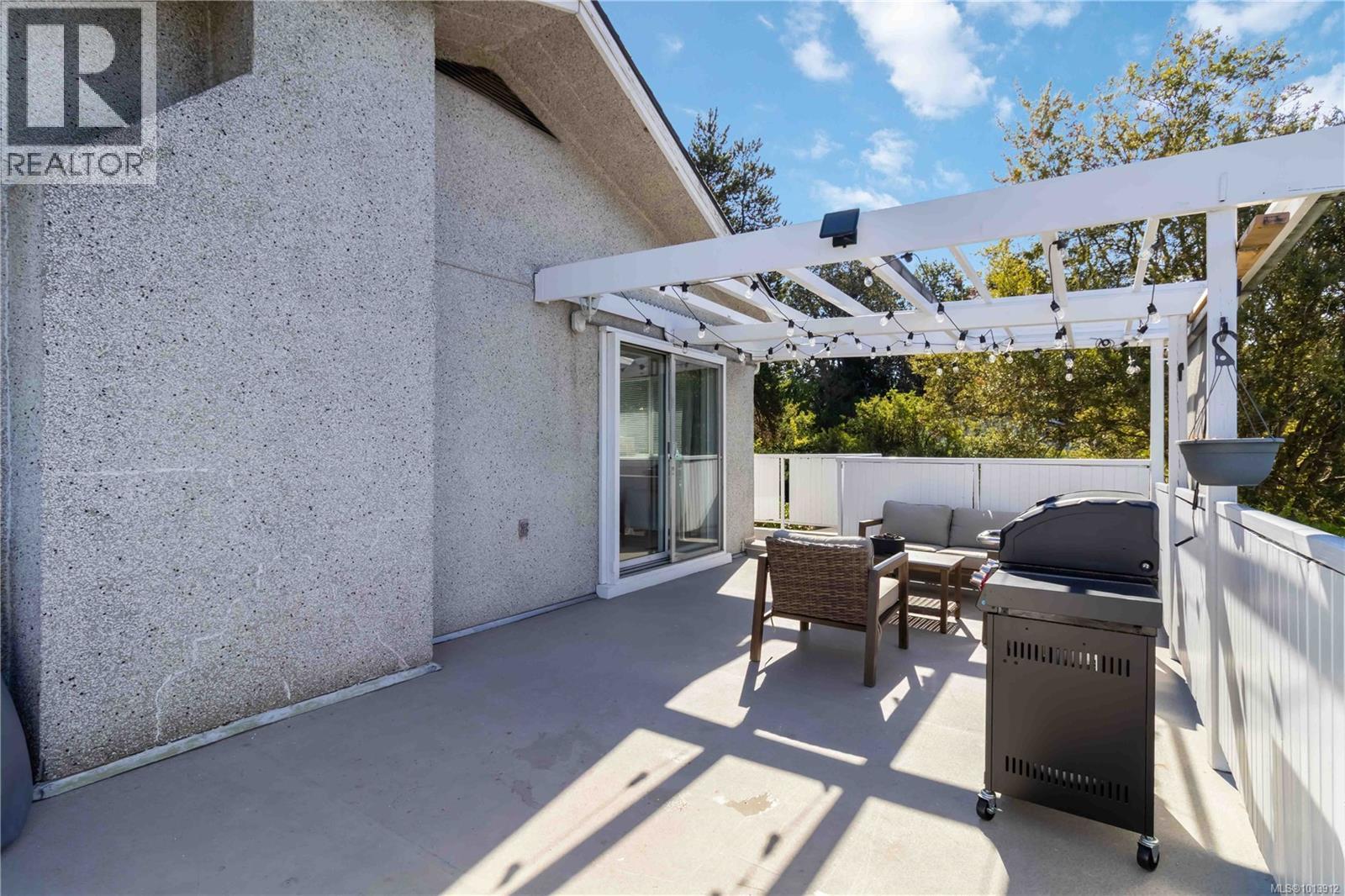  727 Chesterlea Road, Saanich
