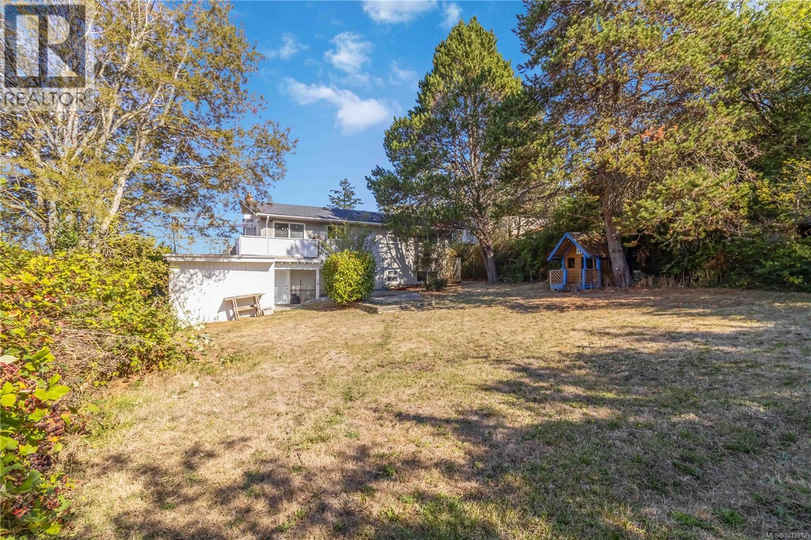  727 Chesterlea Road, Saanich