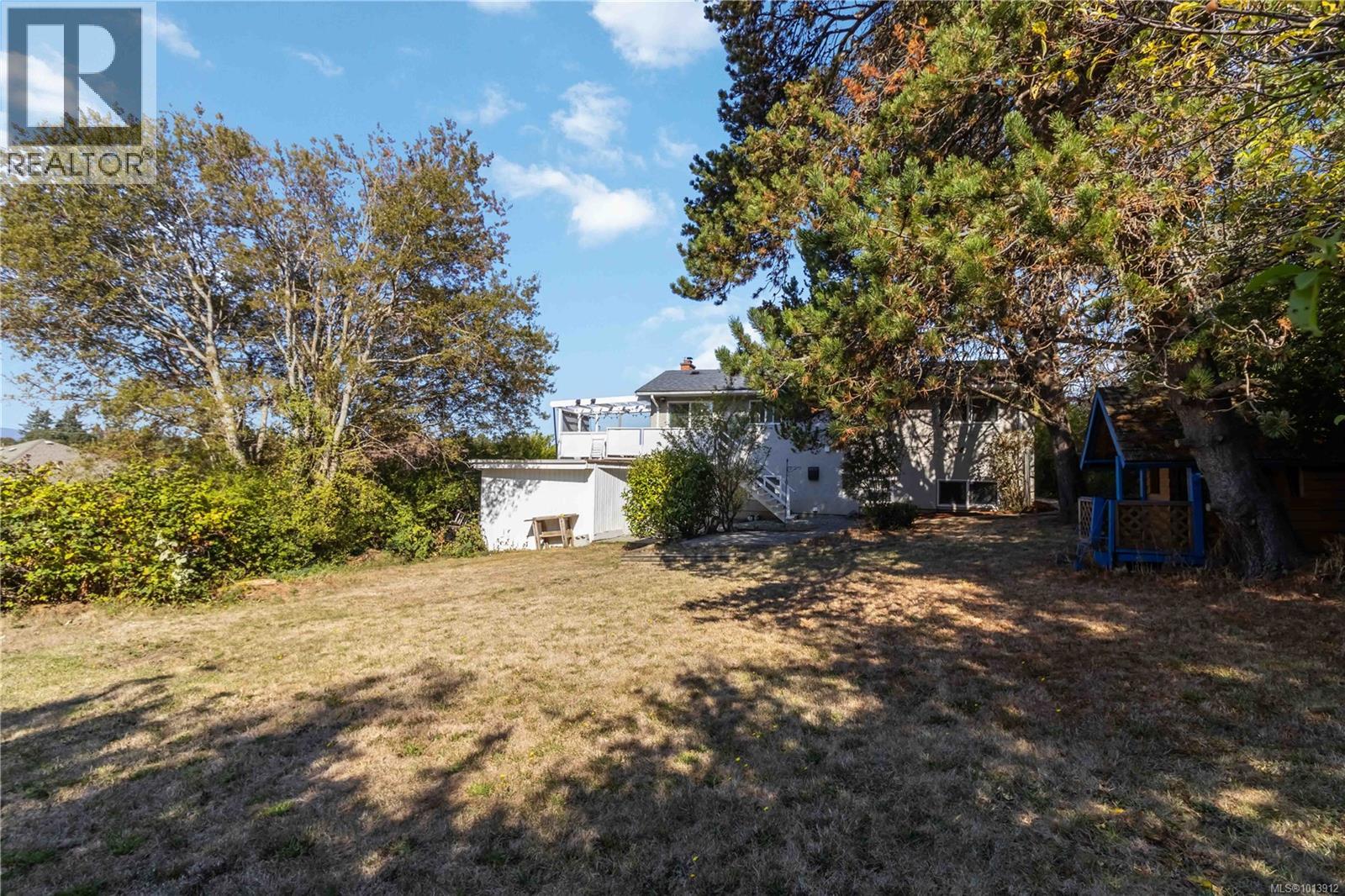  727 Chesterlea Road, Saanich