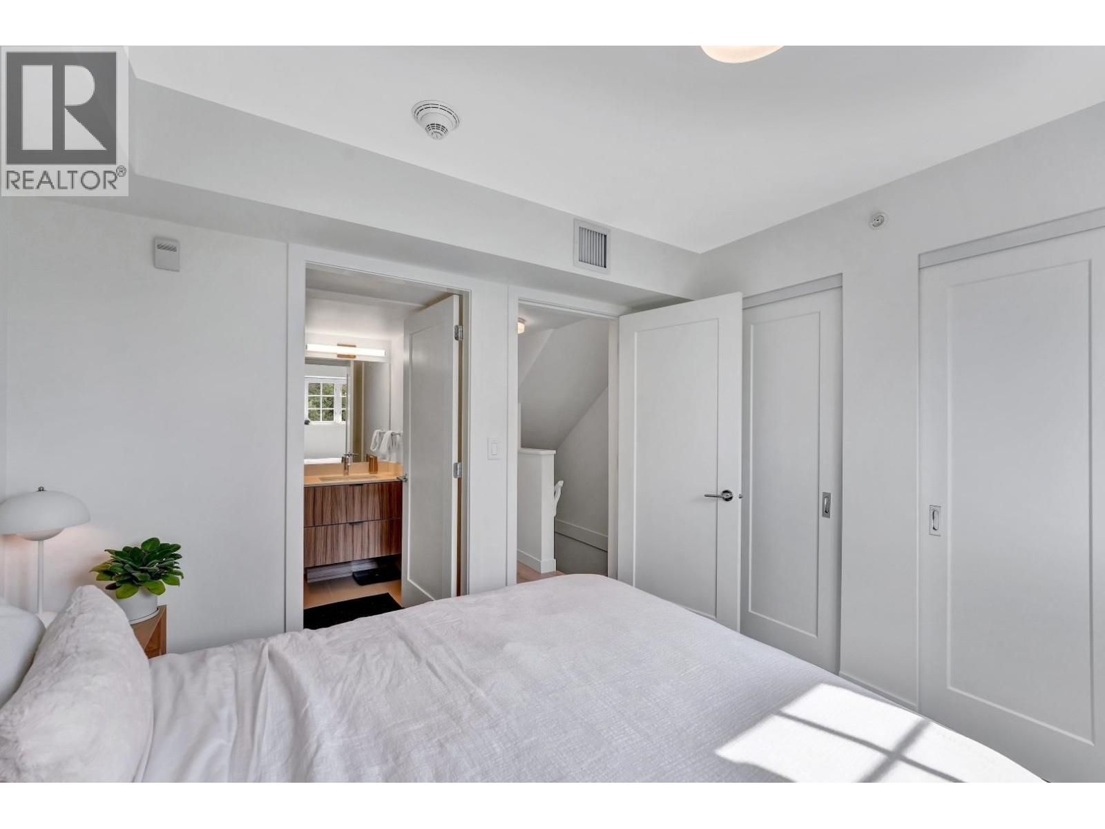 207 678 FAIRVIEW STREET, Coquitlam