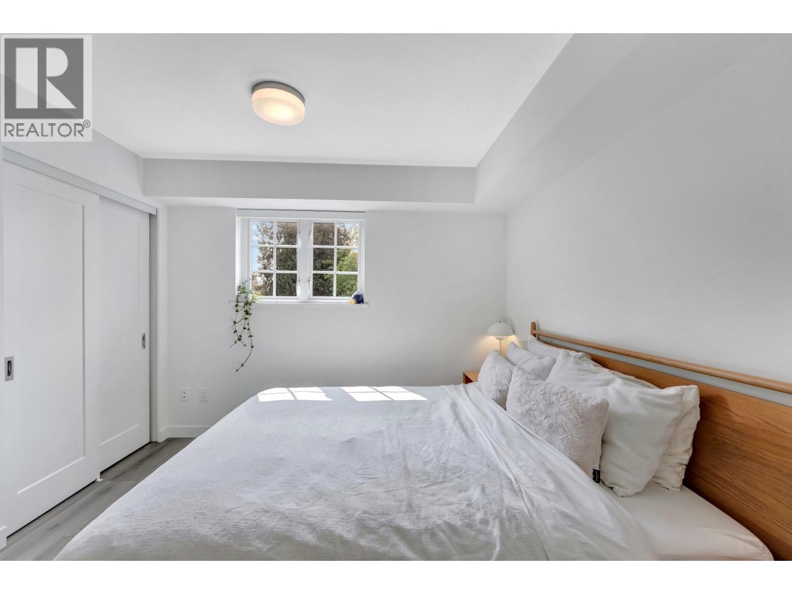 207 678 FAIRVIEW STREET, Coquitlam