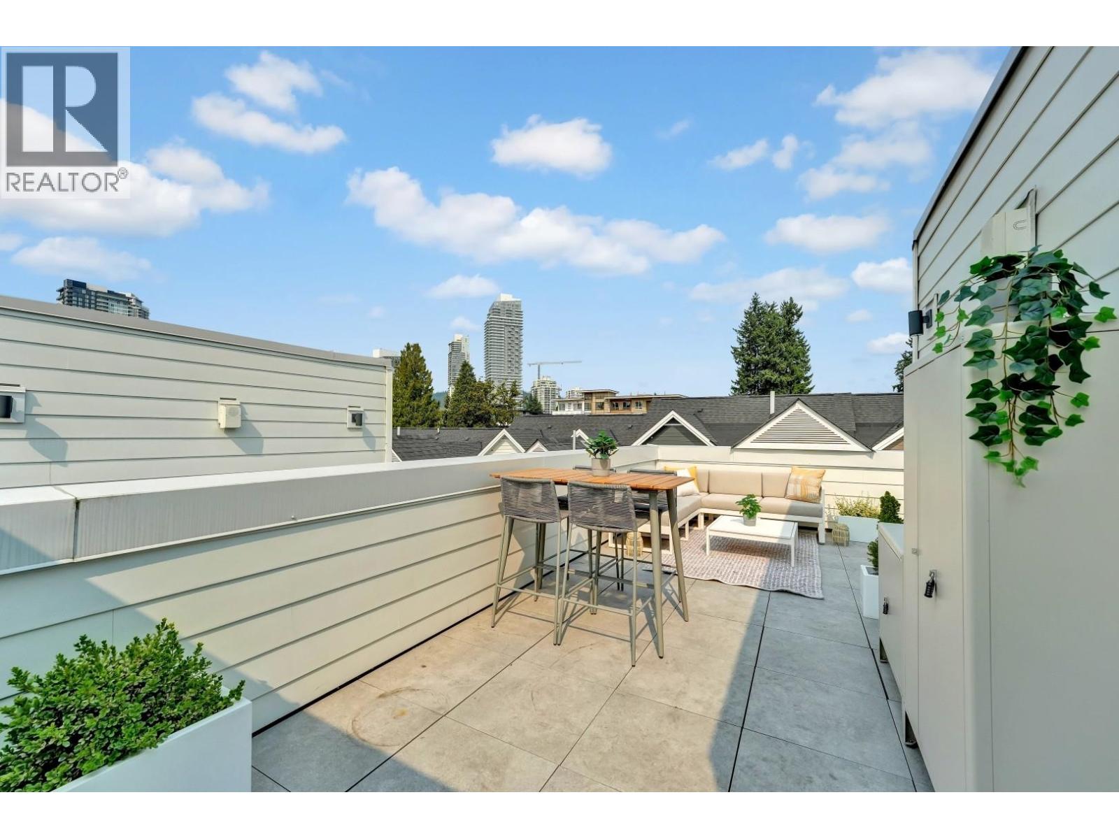 207 678 FAIRVIEW STREET, Coquitlam