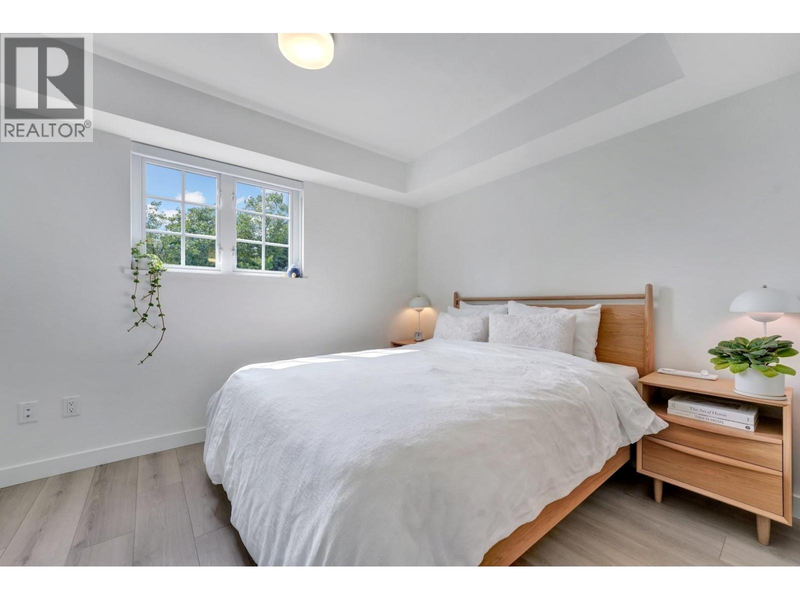 207 678 FAIRVIEW STREET, Coquitlam