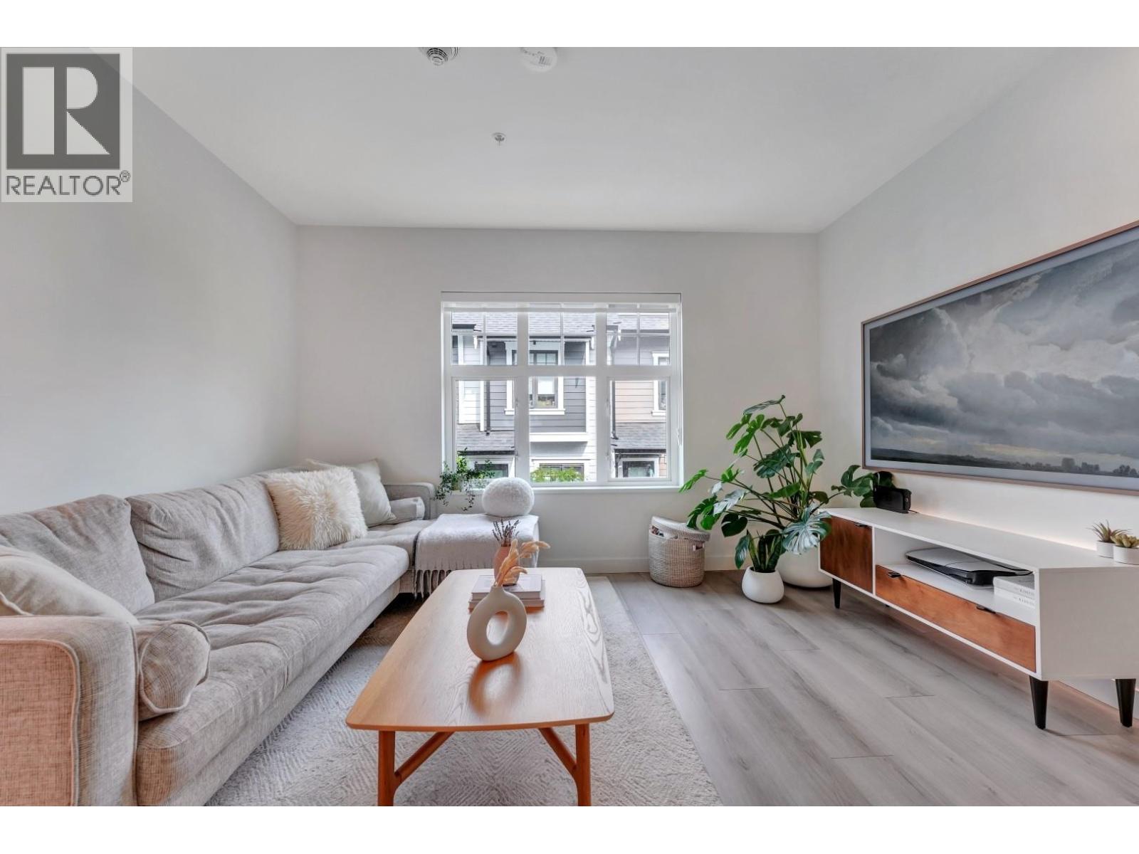 207 678 FAIRVIEW STREET, Coquitlam