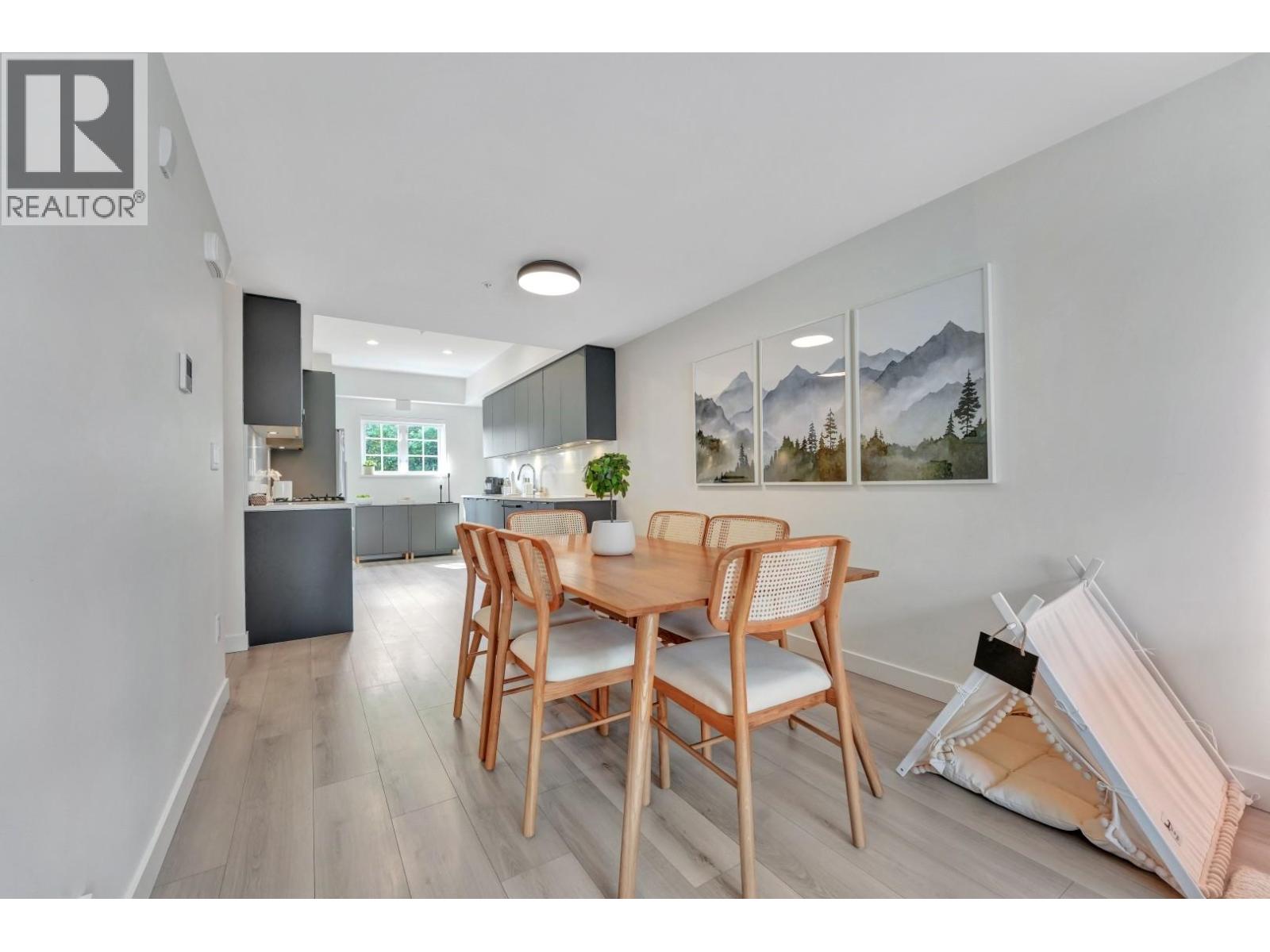 207 678 FAIRVIEW STREET, Coquitlam