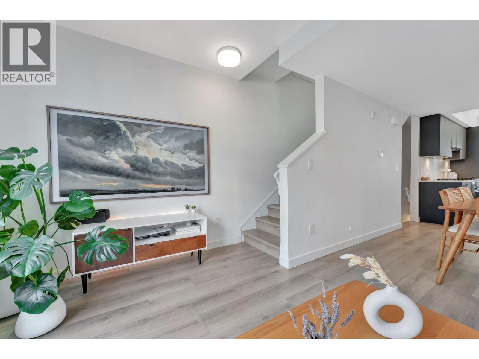 207 678 FAIRVIEW STREET, Coquitlam