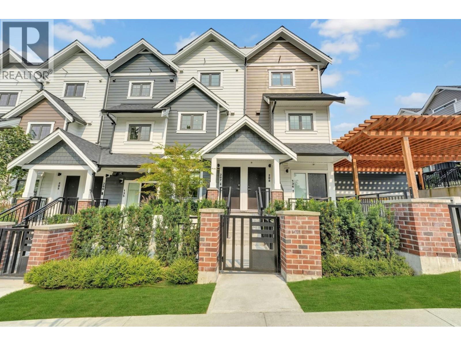 207 678 FAIRVIEW STREET, Coquitlam