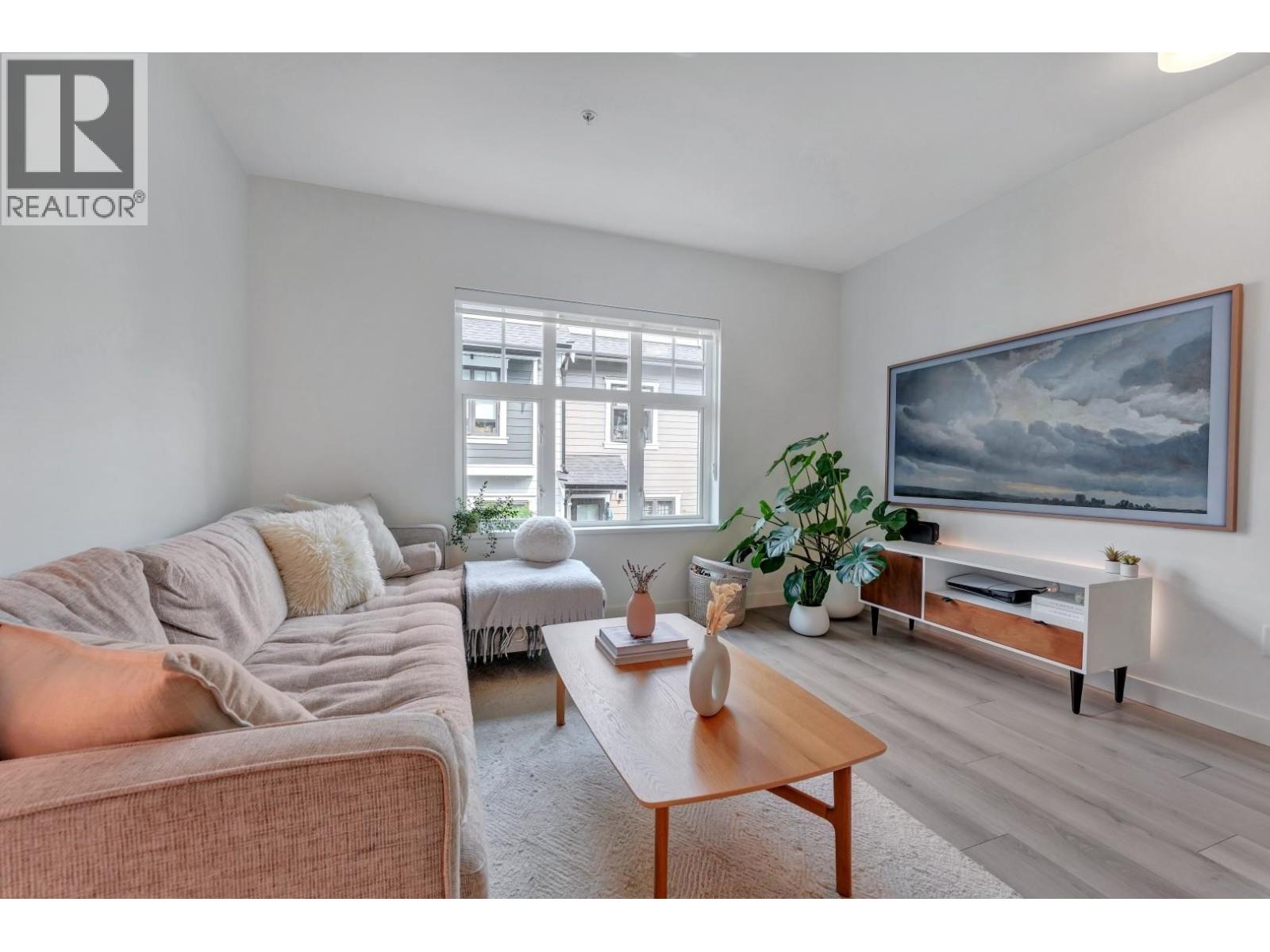 207 678 FAIRVIEW STREET, Coquitlam