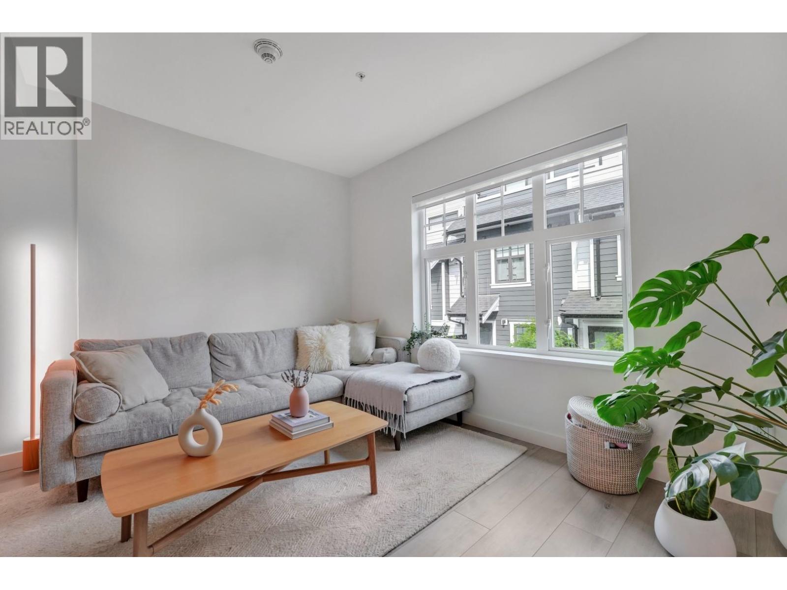 207 678 FAIRVIEW STREET, Coquitlam