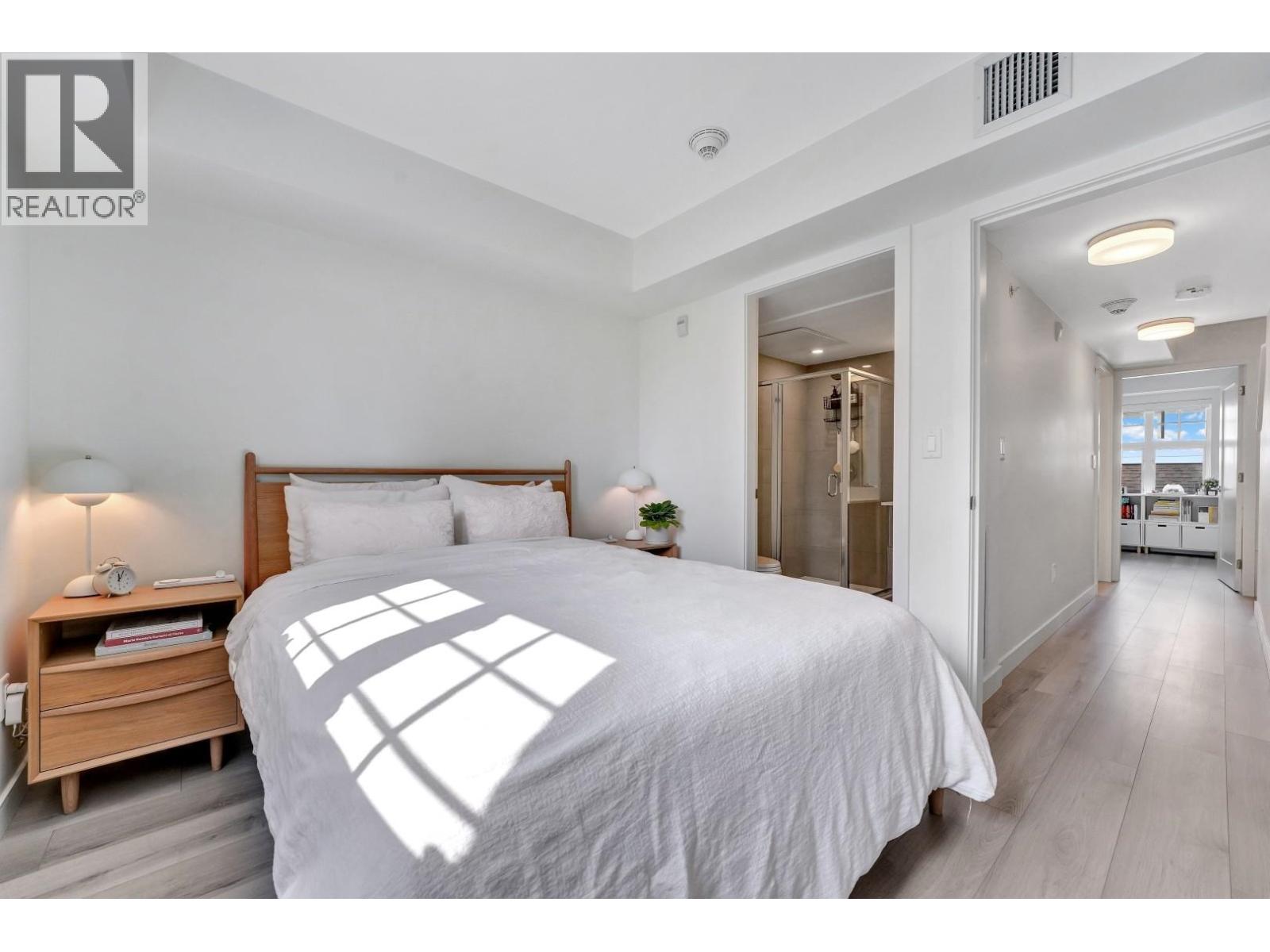 207 678 FAIRVIEW STREET, Coquitlam