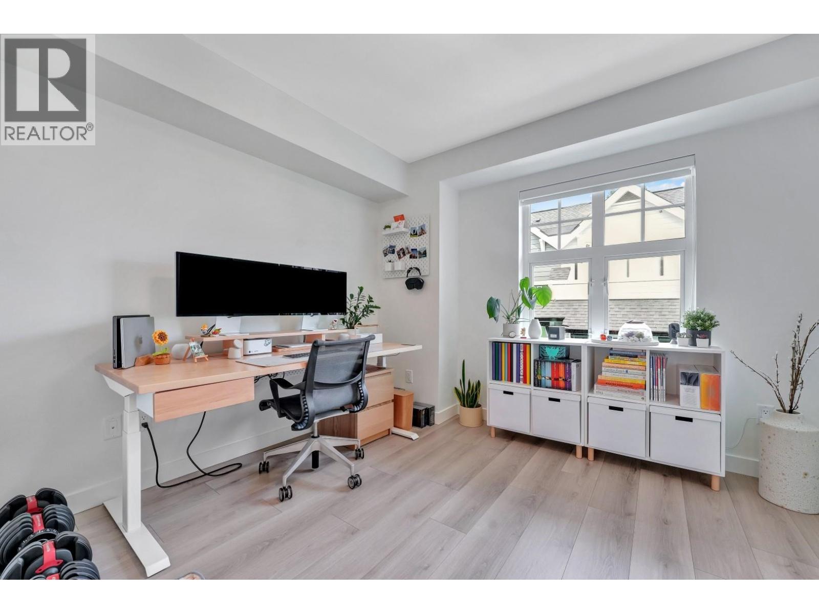 207 678 FAIRVIEW STREET, Coquitlam